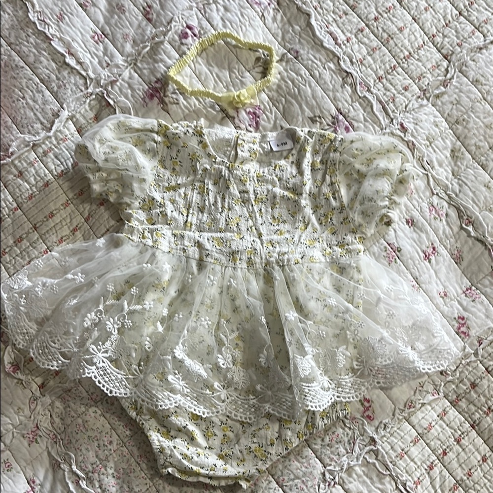 Floral Lace Baby Romper. Yellow/white delicate print. 6-9 mons. EUC. Vintage?